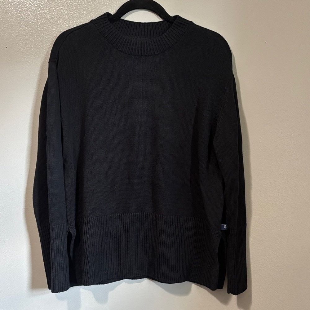 GAP Women’s size Medium Black Crewneck Sweater
